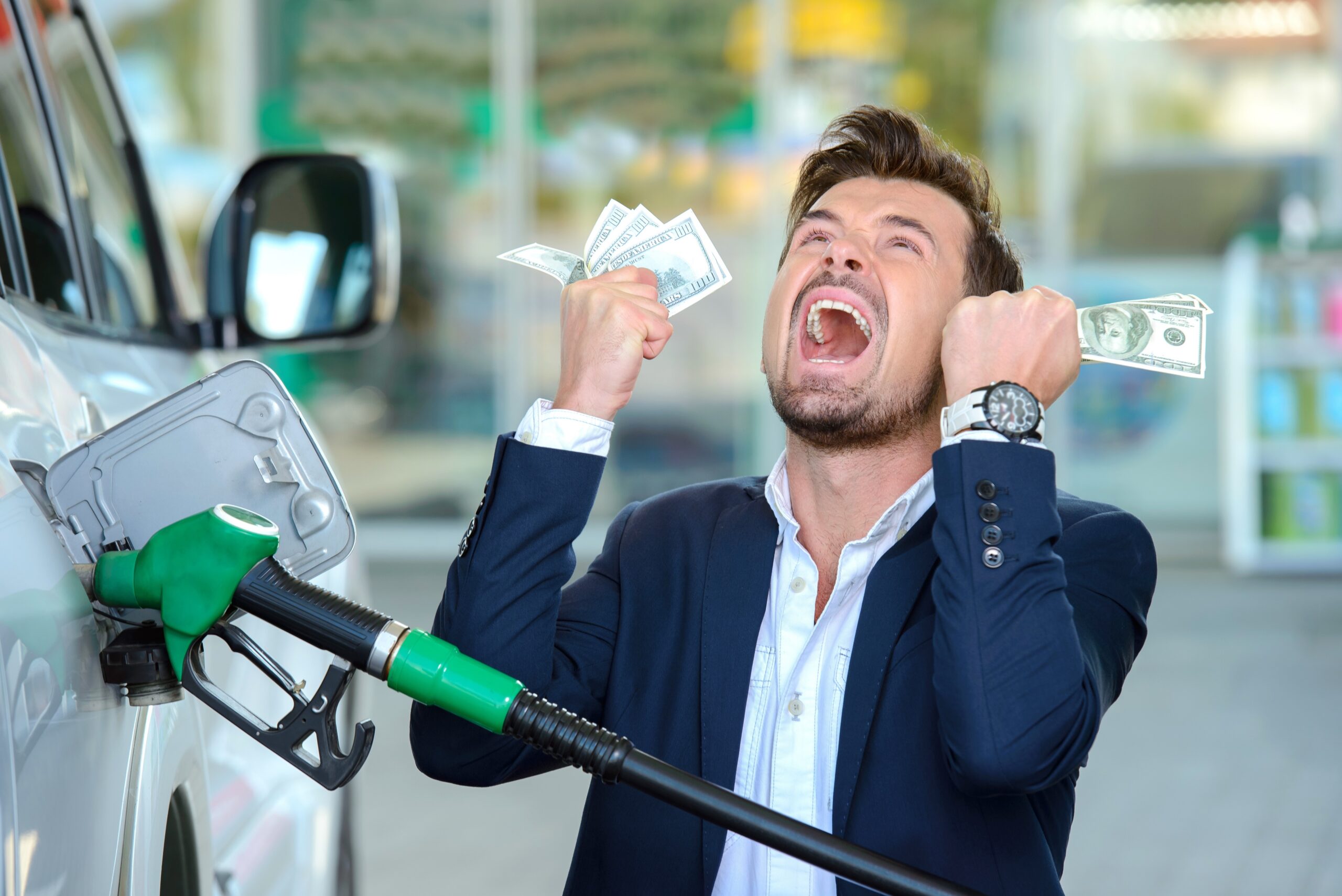 Uomo felice risparmia sulla benzina